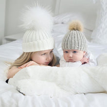 Laden Sie das Bild in den Galerie-Viewer, Mother &amp; Baby Knit Hat